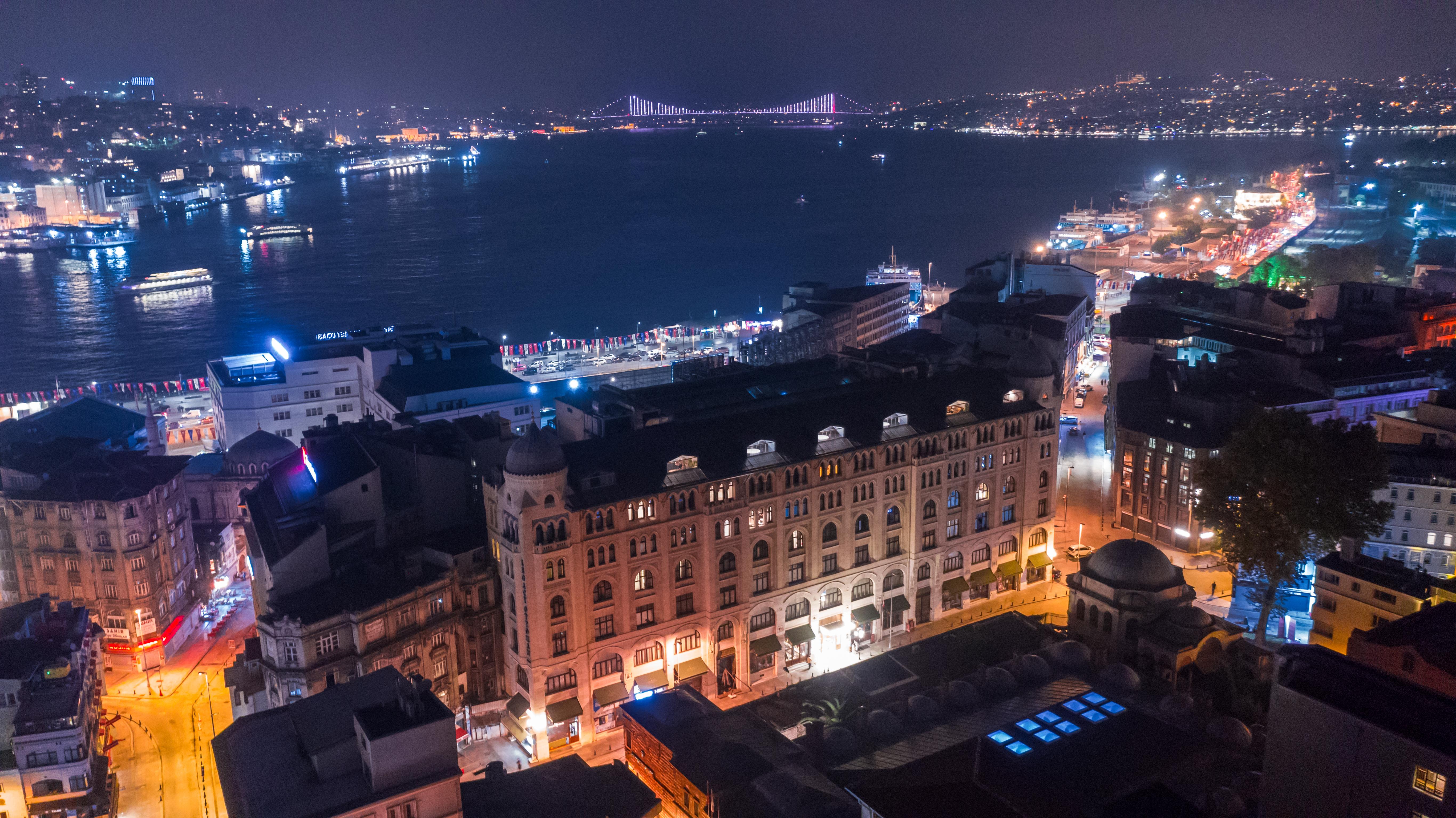 Legacy Ottoman Hotel Istanbul Exterior foto The building at night