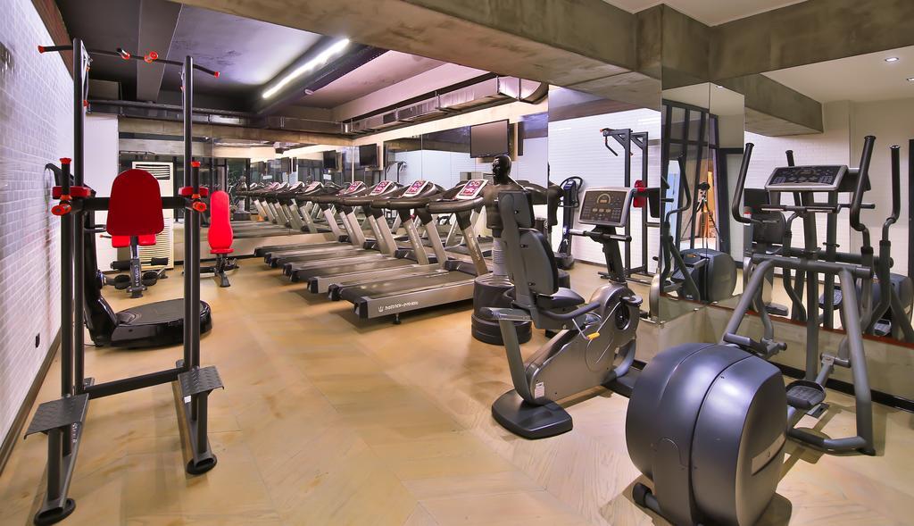 Legacy Ottoman Hotel Istanbul Exterior foto The gym at the hotel